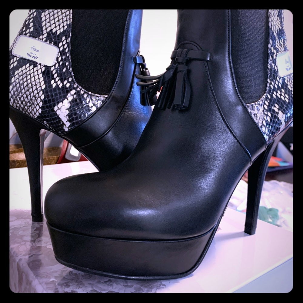 Black heels with leather print